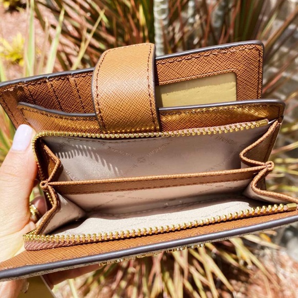 Gaby’sBags👜👛-NWT Michael Kors Bifold Wallet - Picture 6 of 8